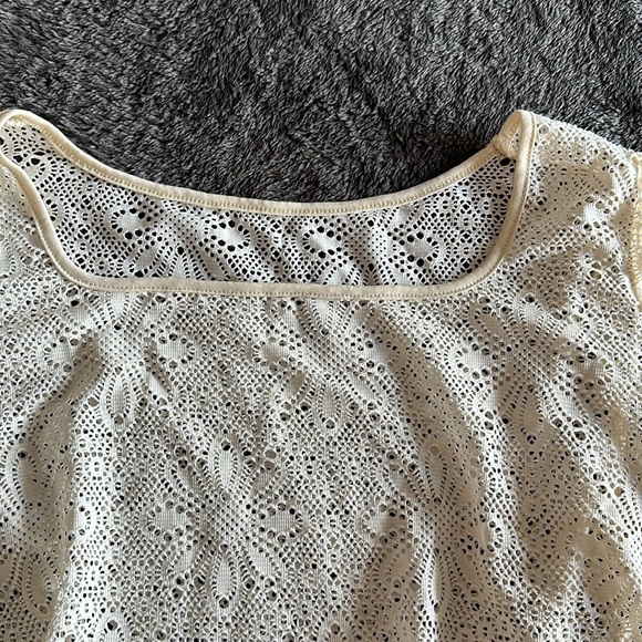 NWT cropped ivory perforated flower top size L - Picture 2 of 4